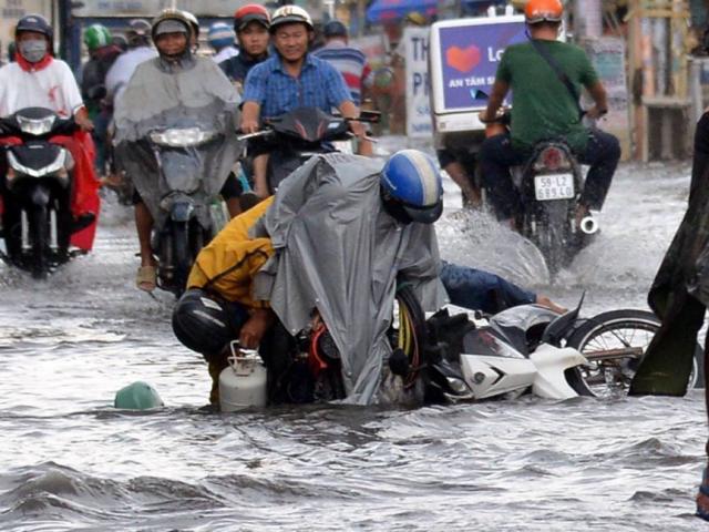 Người Sài Gòn ngã nhào trên đường ngập sau cơn mưa trút nước