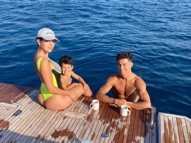 Ronaldo và bạn gái mải khoe ”ảnh nóng”, con trai CR7 bị cảnh sát điều tra