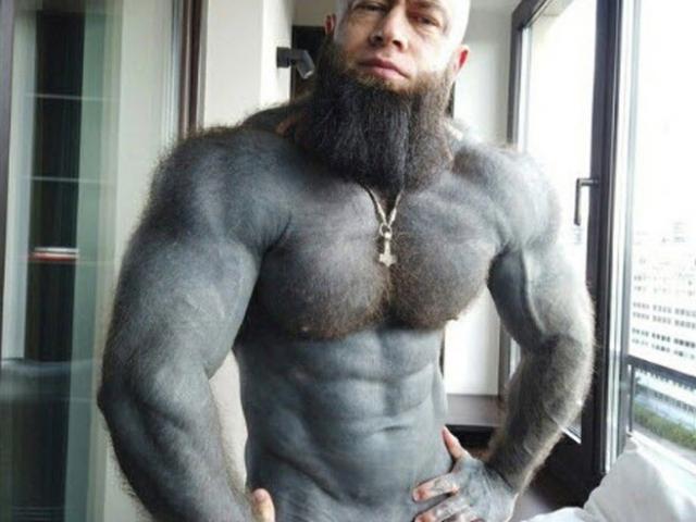 Lực sĩ cơ bắp vạm vỡ xăm đen toàn thân, trông đáng sợ hơn “Người sói”