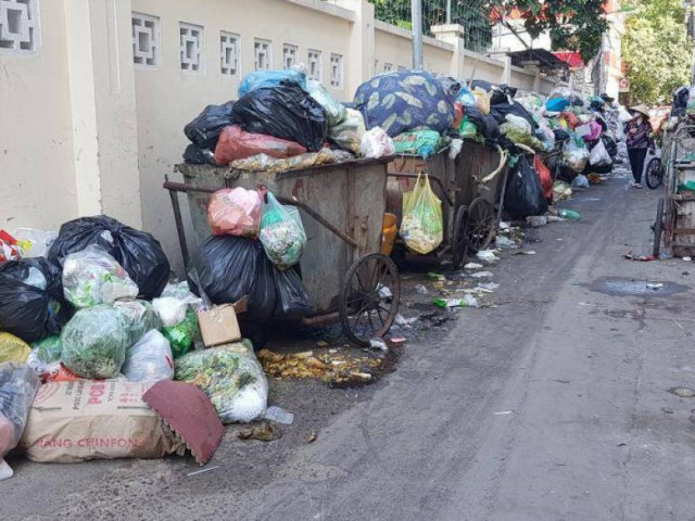 Dân chặn xe vào bãi rác Nam Sơn, đường phố Hà Nội lại ngập rác