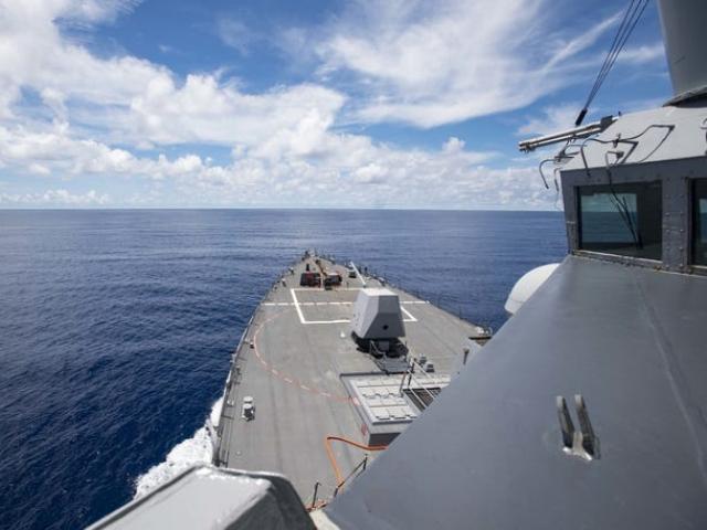 Tàu chiến Mỹ thách thức Trung Quốc sau khi bác yêu sách ở Biển Đông