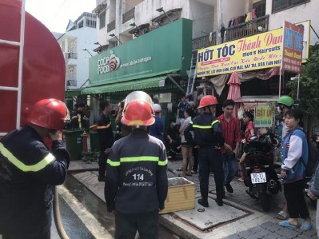 Cảnh sát giải cứu 6 người mắc kẹt trong đám cháy ở Sài Gòn