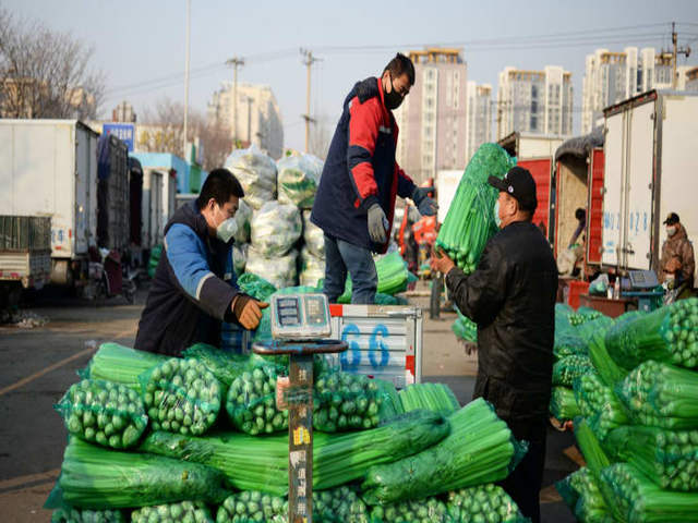 Thực phẩm quá đắt đỏ vì dịch bệnh và lũ lụt, dân nghèo Trung Quốc không dám đi chợ