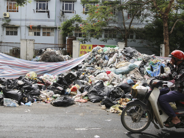 Kinh hoàng rác thải ”bủa vây” khu tập luyện của vận động viên thể thao quốc gia