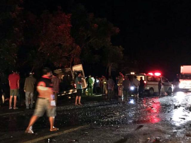 8 người chết, 7 người bị thương sau va chạm kinh hoàng giữa xe khách và xe tải