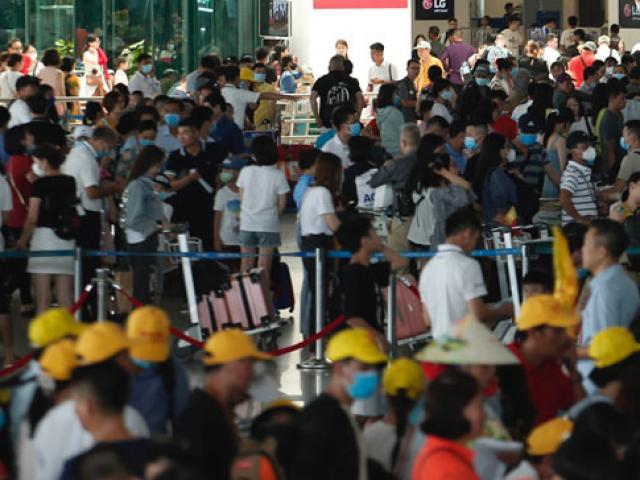 Người dân vật vã hàng tiếng đồng hồ chờ check-in tại sân bay Nội Bài