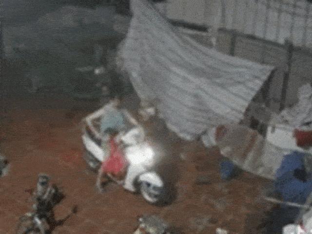Video: Bé đu tay ga khiến bà mẹ lao xe vào tường ngã chổng vó