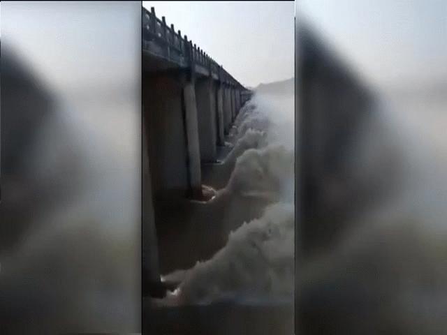 Video: Đập lớn ở TQ phải mở 14 cổng xả lũ, chịu thiệt hại hàng chục triệu USD