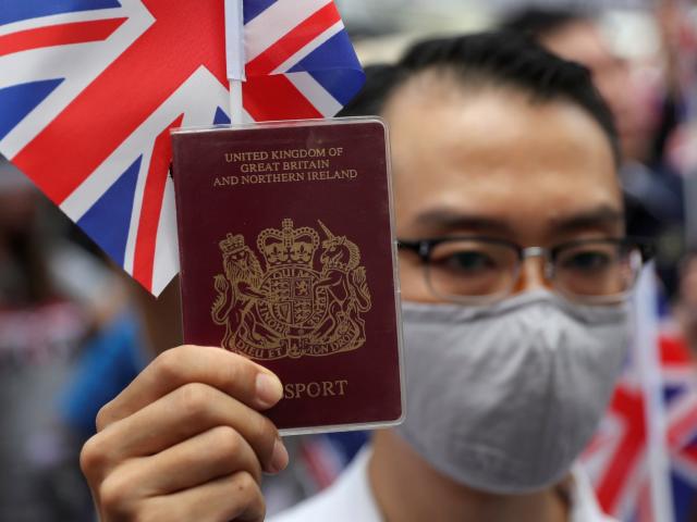 Anh tuyên bố rắn sau khi TQ dọa không công nhận hộ chiếu hải ngoại cho người Hong Kong