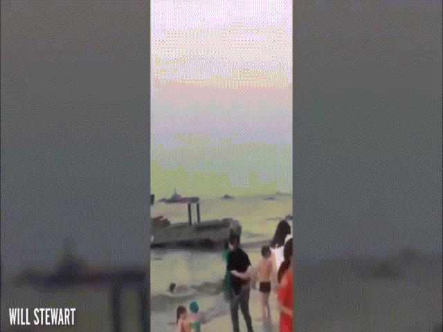 Video: Đang tắm nắng, du khách hoảng hồn thấy xe bọc thép Nga từ dưới biển ngoi lên