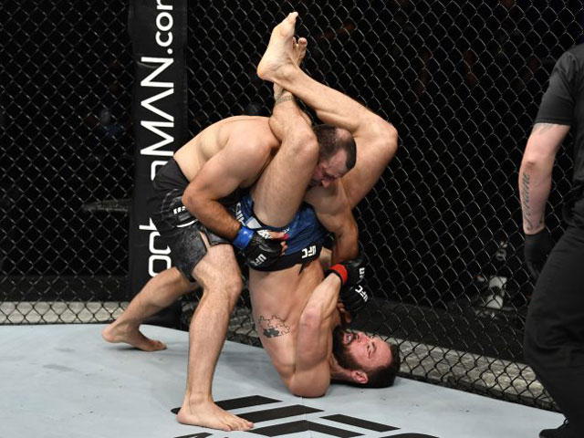 Tuyệt chiêu ”khóa tam giác” cực dị khiến đối thủ ”bó tay” (UFC Fight Night 174)