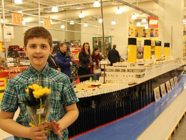 Cậu bé tự kỷ lắp mô hình tàu Titanic siêu lớn bằng Lego, rồi tự thay đổi cuộc đời mình