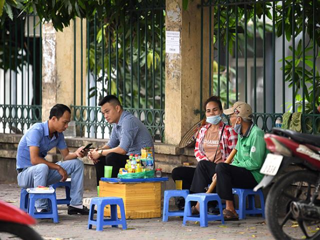 Nhiều quán nước vỉa hè tại Hà Nội vẫn hoạt động bất chấp lệnh cấm