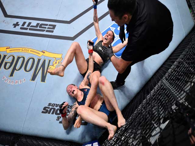 Thót tim trận đấu UFC: Nữ võ sỹ dính đòn khóa tay, đột nhiên bất tỉnh