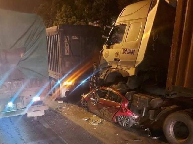 Ô tô chờ đèn đỏ bị xe container chèn từ phía sau, 3 người chết thương tâm
