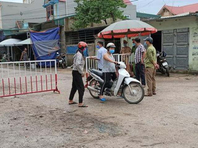 CLIP: Có ca nghi nghiễm Covid-19, TP Sầm Sơn lập chốt kiểm soát cả khu phố có 305 hộ