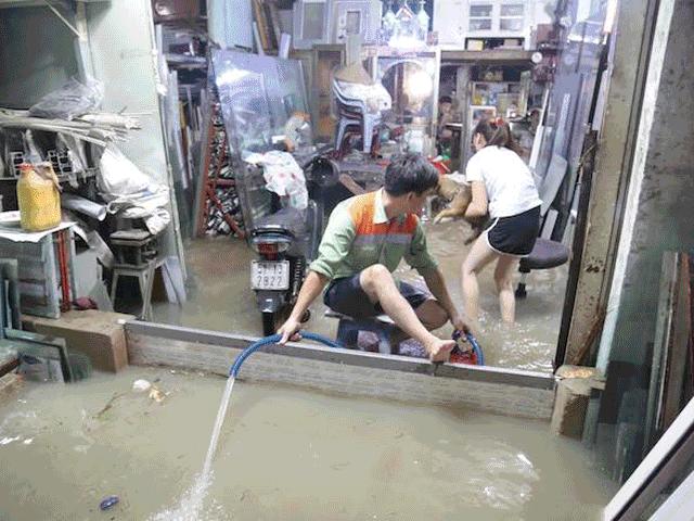 Đường Sài Gòn ngập đến nửa đêm sau trận mưa khủng khiếp