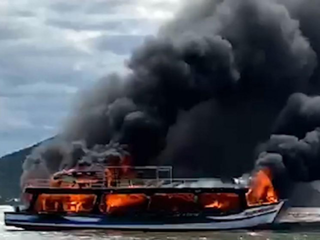 Tàu chở 21 hành khách đi đảo Hải Tặc bốc cháy dữ dội