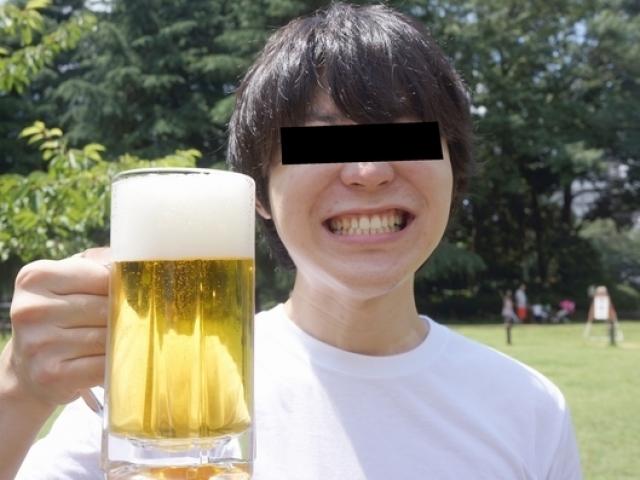 Chàng trai uống bia từ năm 10 tuổi, mỗi ngày 10 chai, đến mức khiến đầu gối toàn dịch trắng đục