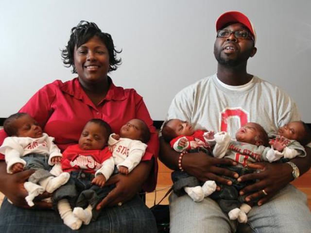 Bà mẹ sinh 6 khiến cả nước Mỹ ngỡ ngàng, ước ”3 đầu 6 tay” để chăm sóc con