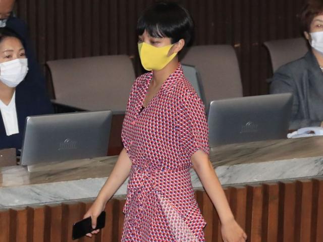 Hàn Quốc: Nữ nghị sĩ xinh đẹp trẻ nhất nước mặc váy ngắn màu đỏ đi họp gây tranh cãi