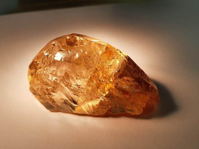 Đào được viên kim cương màu hổ phách lớn chưa từng thấy ở Nga