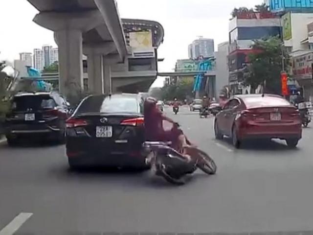 Ô tô vượt ẩu, ”đốn ngã” người phụ nữ đi xe máy rồi bỏ chạy