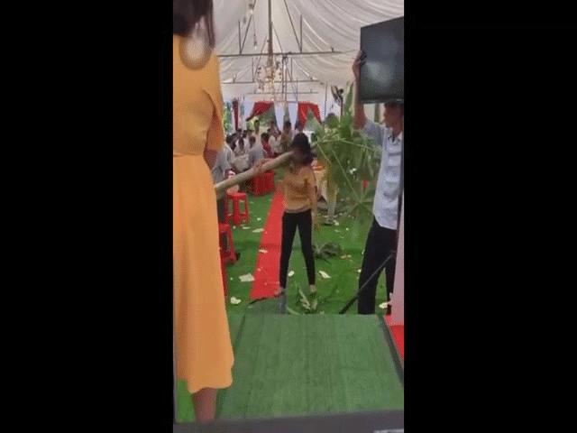 Video: Người phụ nữ vác cả thân cây đu đủ vào hội trường đám cưới để ”quẩy”