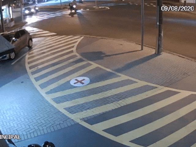 Thanh niên đi xe máy vượt đèn đỏ bị ô tô húc bay qua nóc xe