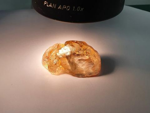 Phát hiện viên kim cương thô màu vàng đậm trăm triệu năm tuổi lớn nhất ở Nga