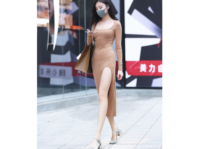 Diện váy ôm xẻ đùi dạo phố, không cần lộ mặt, cô gái Trung Quốc vẫn được ví là nữ thần