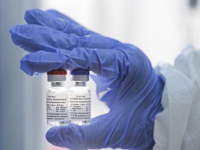 Vaccine Covid-19 Nga: Cảnh báo với hơn 50% bác sĩ từ chối dùng