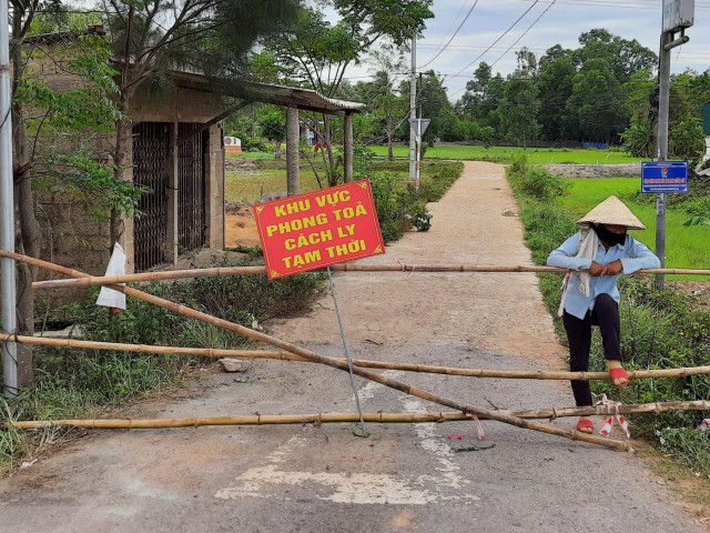 Người phụ nữ mang giường xếp đến trụ sở xã gây rối khi bị cách ly tại nhà đã nhận lỗi