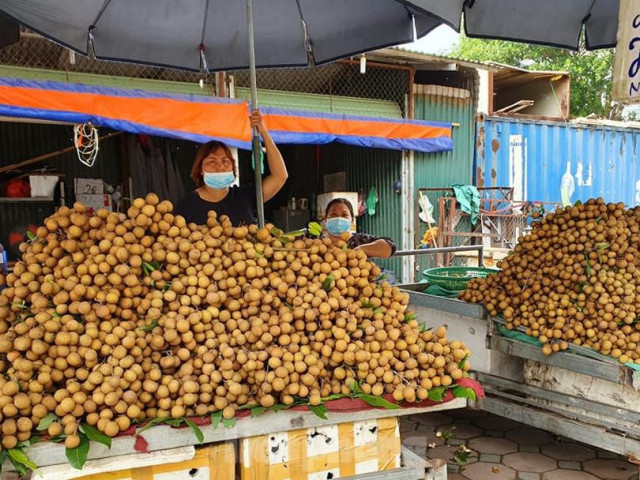 Gặp khó vì dịch COVID -19, nhãn giá rẻ tràn ngập đường phố Thủ đô