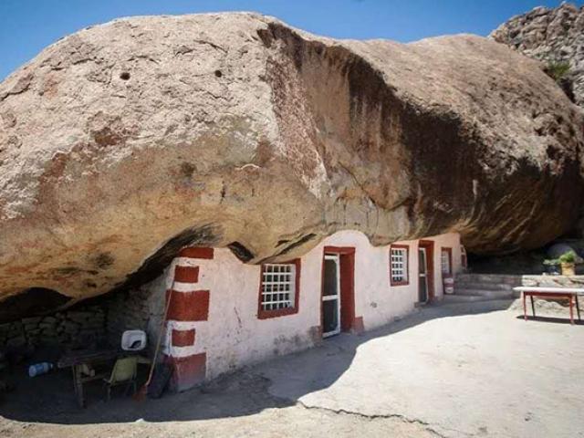 Căn nhà bên dưới tảng đá 850 tấn, nằm trơ trọi giữa sa mạc rộng lớn