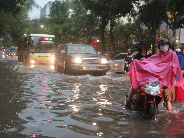 Trung tâm Hà Nội biến thành “biển nước” sau cơn mưa chiều
