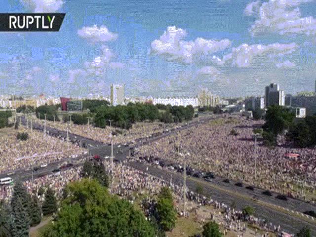 Quốc gia chìm trong bất ổn phải cầu cứu ông Putin: Video ”biển người” biểu tình ở thủ đô