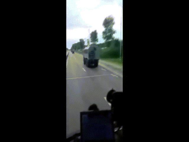 Video: Đoàn xe quân sự từ Nga đổ dồn đến quốc gia láng giềng chìm trong bất ổn
