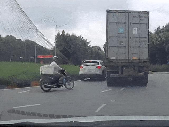 Tài xế ô tô đuổi theo xe container sau va chạm