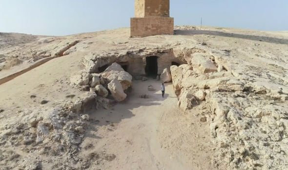 Đi giữa đường, ”sụp hầm” vào mộ cổ kỳ lạ nhất thành phố xác ướp