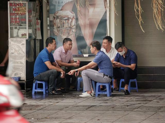 Áp dụng chỉ thị “nóng” về giãn cách phòng chống Covid-19: Cảnh tượng hàng quán tại Hà Nội