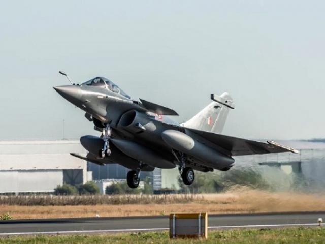 Tiêm kích tàng hình J-20 Trung Quốc so kè với chiến đấu cơ mạnh nhất Ấn Độ ở biên giới