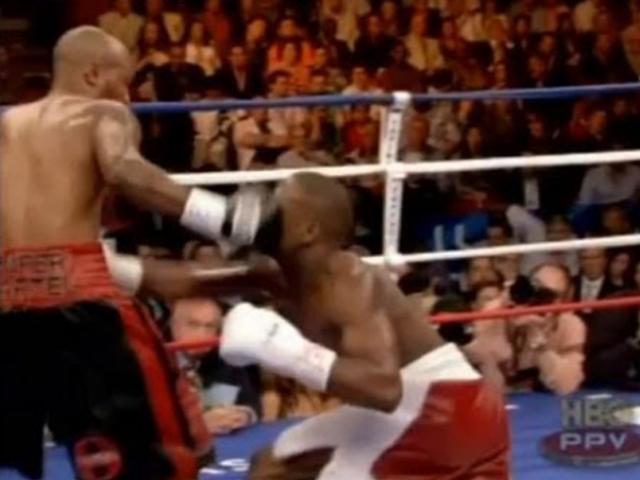 Mayweather suýt bị knock-out 2 lần, có xứng danh “Độc cô cầu bại”?