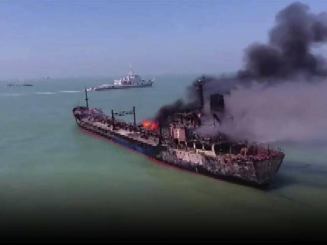 TQ: Tàu chở dầu bị đâm bốc cháy ngùn ngụt trên sông Dương Tử, 14 người mất tích