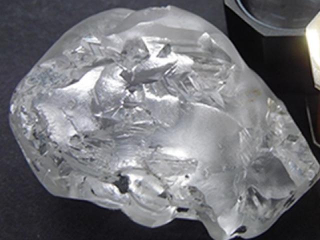 Đào được viên kim cương lớn nhất năm, trị giá tới 18 triệu USD
