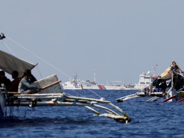 Biển Đông: Bộ trưởng Quốc phòng Philippines nói ”gắt” về đường lưỡi bò TQ