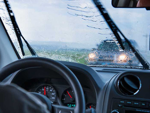 Những phụ kiện cần thiết cho xe ô tô trong mùa mưa bão