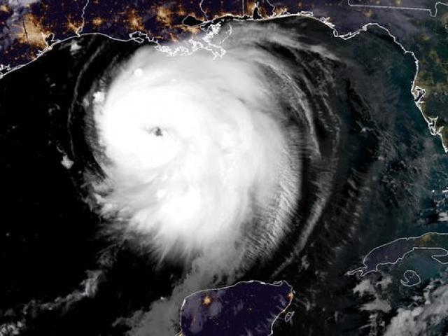 Mỹ: Siêu bão sức gió 233 km/giờ đổ bộ, tạo đợt sóng “không thể chống lại” cao 5m