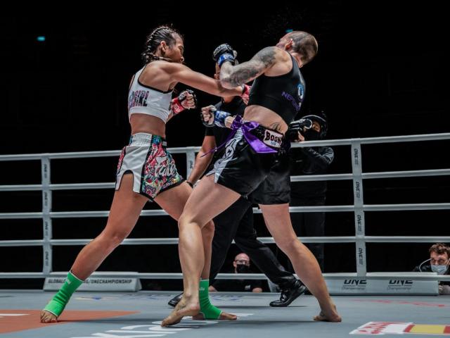 Nữ võ sĩ Muay Thái hạ gục đối thủ chỉ với 7 cú đấm