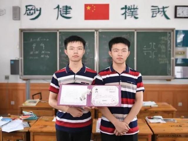 Cặp song sinh cùng trúng tuyển vào 2 trường ĐH hàng đầu Trung Quốc